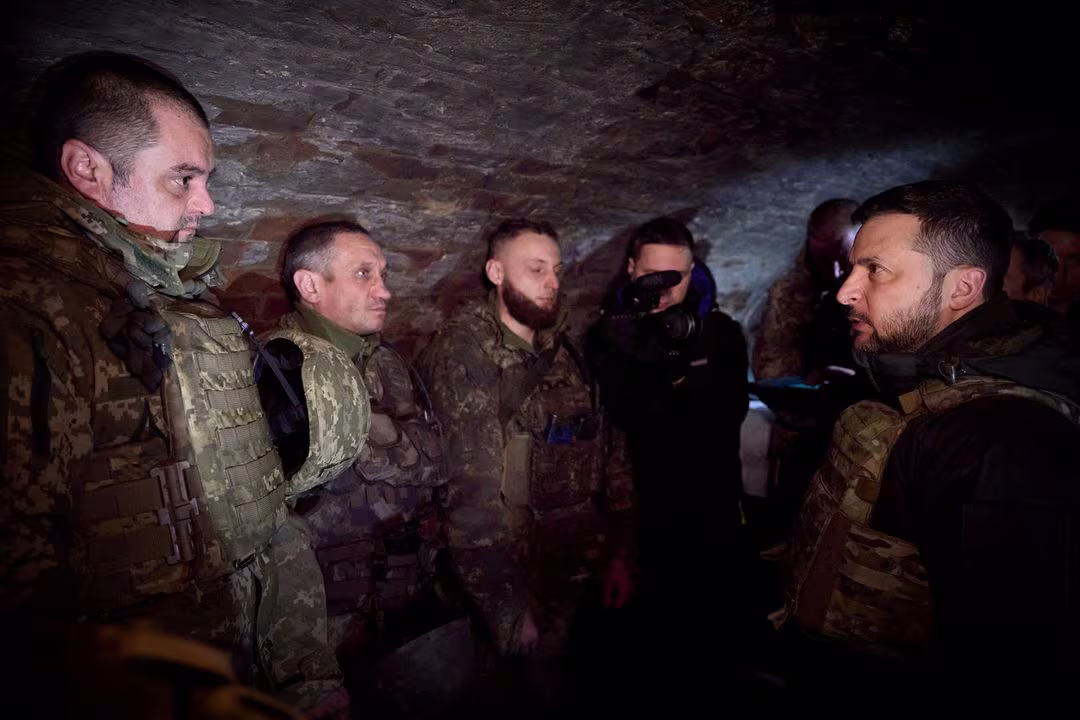 Президент України Володимир Зеленський нагороджує українських військовослужбовців під час візиту на передову в умовах нападу Росії на Україну в Запорізькій області, Україна, 4 лютого 2024 року